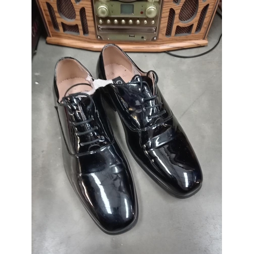 912 - A pair of good black patent shoes, size 8 (have been work but in good condition)