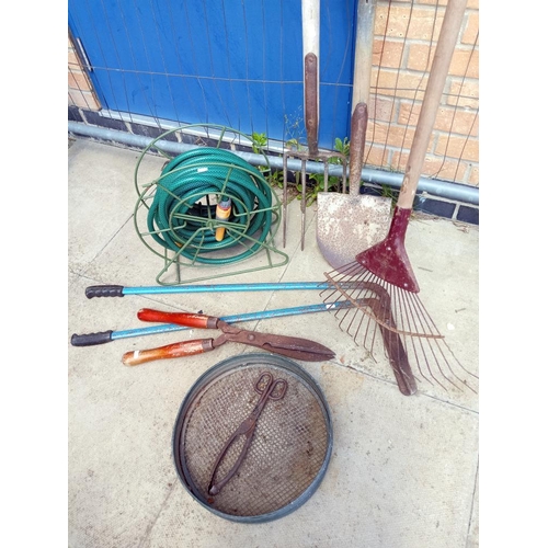 922 - A quantity of garden tools