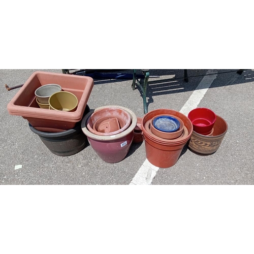 973 - A quantity of various garden planters & plant pots