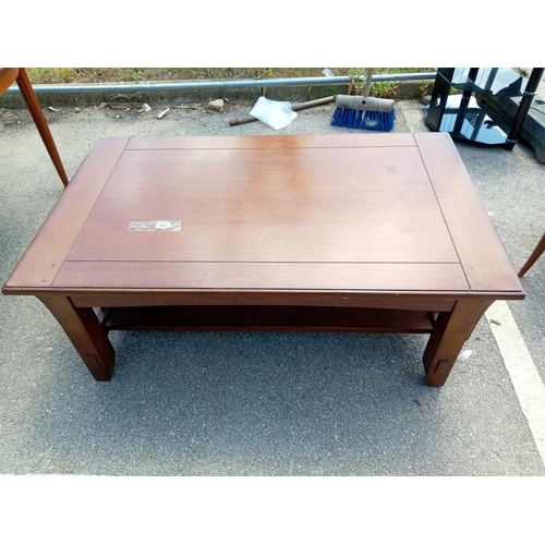 993 - A large coffee table