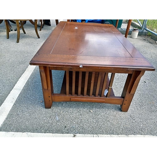 993 - A large coffee table