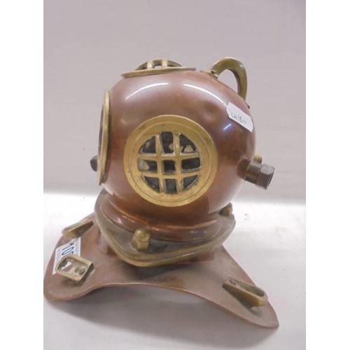 1086 - A brass and copper model of a divers helmet.