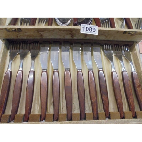 1089 - A circa 1960's canteen of cutlery with wooden handles.