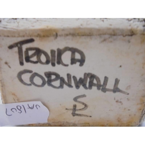 1092 - A Troika vase signed by Sue Lowe - Newlyn decorator 1976/77, 17 cm.