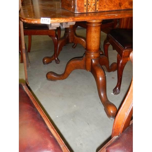 1774 - A good quality double pedestal extending oak dining table with one leaf and seven dining chairs, (ta... 