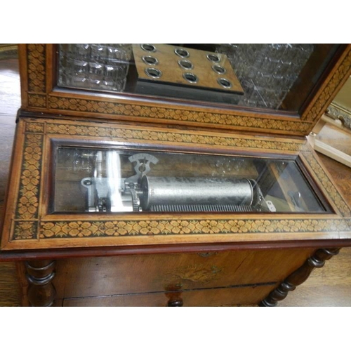 1785 - A good Victorian music box playing 8 tunes in Tunbridge ware case complete with 2 decanters and pipe... 