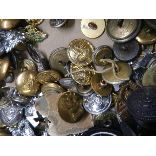 1803 - A quantity of badges and buttons.