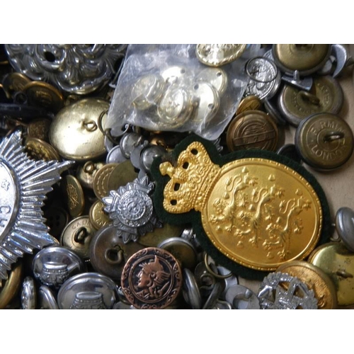 1803 - A quantity of badges and buttons.