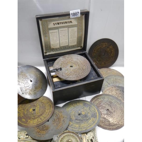 1807 - A small Victorian Symphonion with eleven discs, in working order.