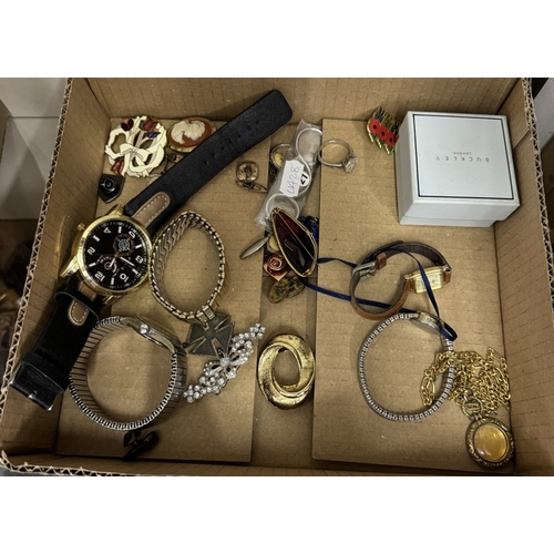 636 - A quantity of watches & costume jewellery