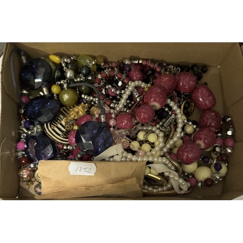 714 - A tray of costume jewellery