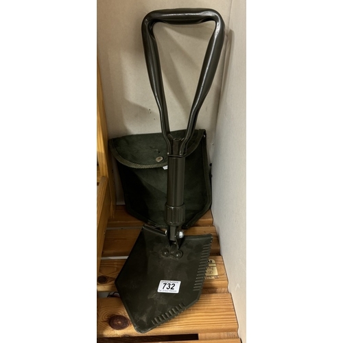 732 - A folding shovel / spade