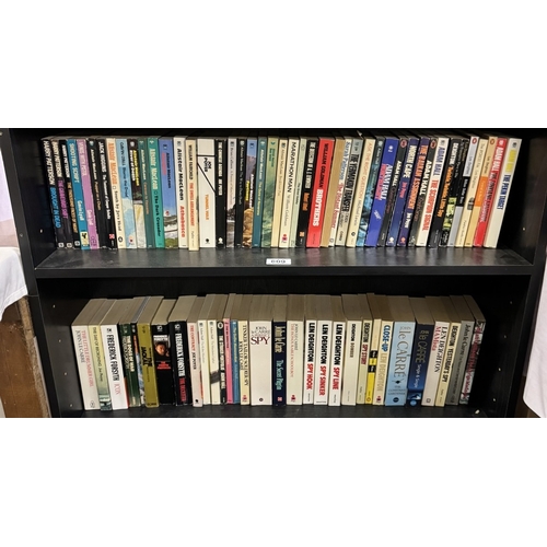 809 - A good lot of vintage and modern novels on 2 shelves