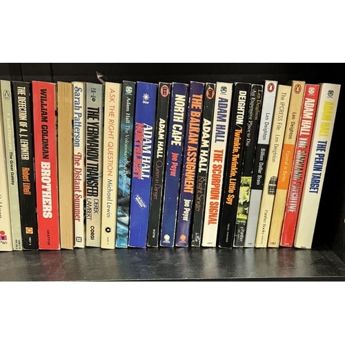 809 - A good lot of vintage and modern novels on 2 shelves