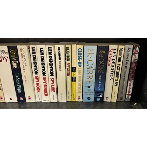 809 - A good lot of vintage and modern novels on 2 shelves