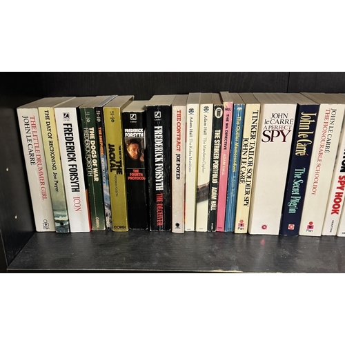 809 - A good lot of vintage and modern novels on 2 shelves