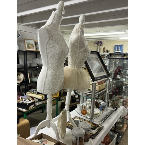 833 - 2 freestanding mannequins