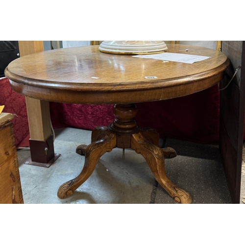 894 - A Victorian mahogany oval loo table