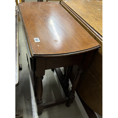 895 - An oak gate leg table