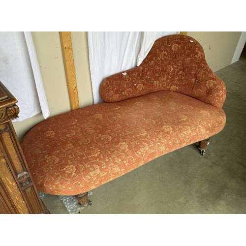 891 - A French style chaise longue on turned legs