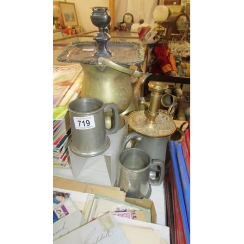 719 - A mixed lot of brass and pewter items.