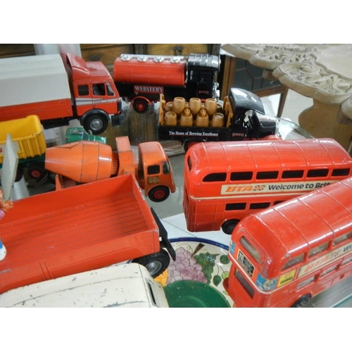 810 - A mixed lot of die cast vehicles.