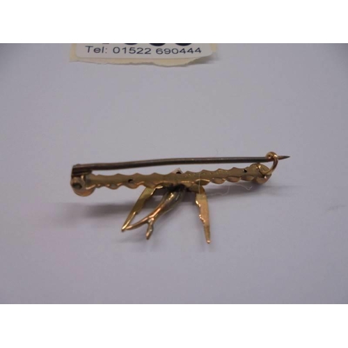 1006 - A 9ct gold brooch featuring a swallow, 1.5 grams.