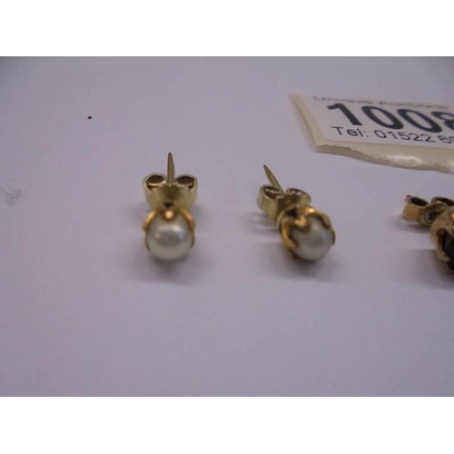 1008 - Three pairs of yellow metal stud earrings.