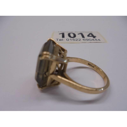 1014 - A 9ct gold ring set large stone, size L half, 4.7 grams.