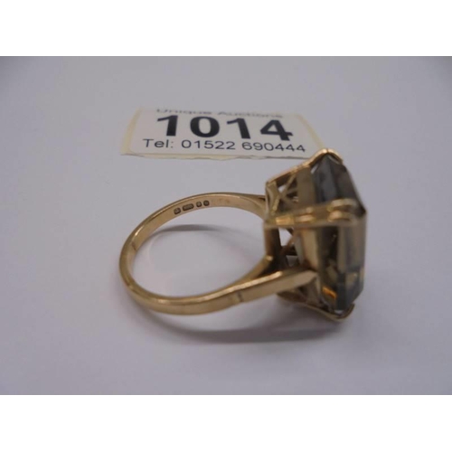 1014 - A 9ct gold ring set large stone, size L half, 4.7 grams.