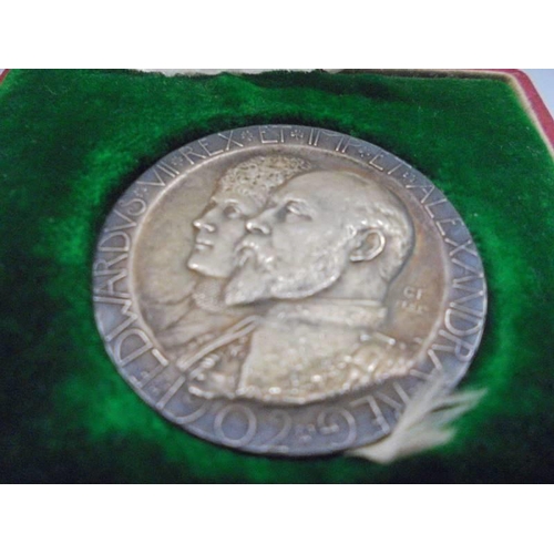 1103 - A cased 1902 Coronation medallion for King Edward VII and Queen Alexandra.