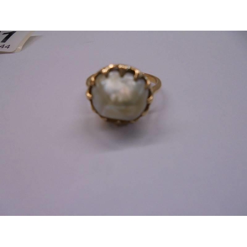 1021 - A gold ring set natural pearl (tests as 18ct or higher), size M, total weight 5.4 grams.