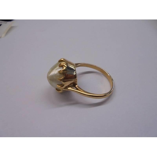 1021 - A gold ring set natural pearl (tests as 18ct or higher), size M, total weight 5.4 grams.