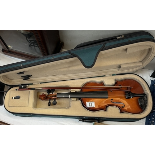 62 - A modern violin with bow and case