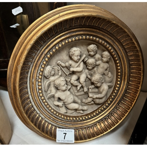 7 - A classical style 3D resin plaque in gilded wooden frame diameter 27.5cm