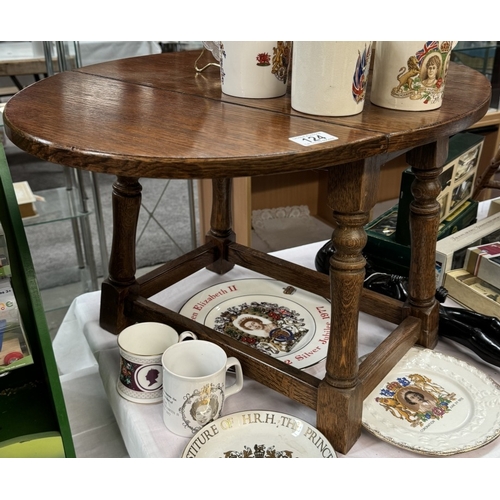 124 - A small drop leaf tea table