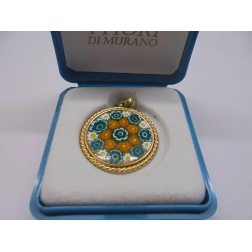 1039 - A Murano gold plate on silver pendant.