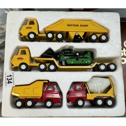 134 - A vintage Tonka toy trade box of 5 vehicles