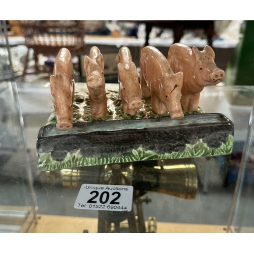 202 - A James Herriot country kitchen A07720 pigs toast rack