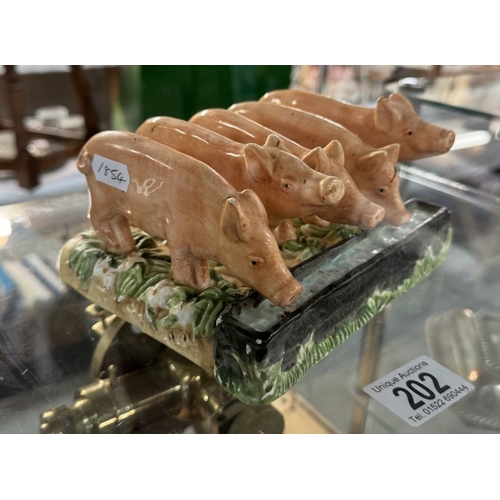 202 - A James Herriot country kitchen A07720 pigs toast rack