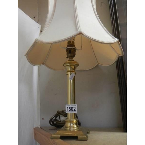 1502 - A pair of brass table lamps.