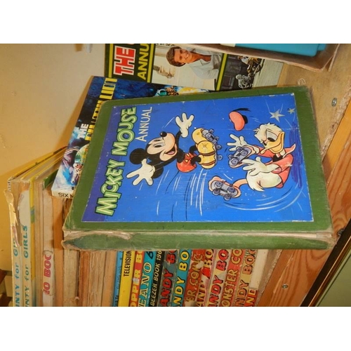 1512 - A large quantity of children's annuals including Dandy & Beano