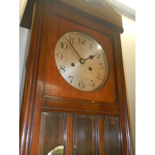 1523 - An oak wall clock, in working order. COLLECT ONLY.