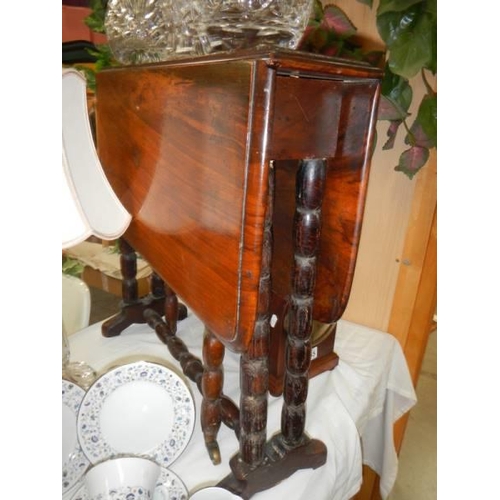 1567 - A small Victorian mahogany drop side table, COLLECT ONLY.