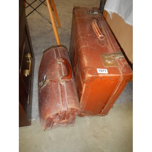 1571 - A vintage suitcase and a vintage briefcase, COLLECT ONLY.