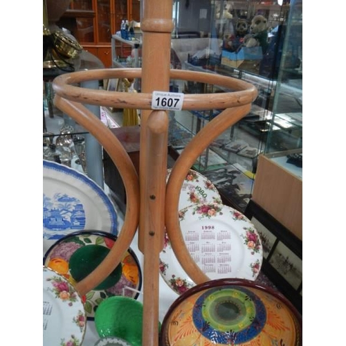 1607 - A bentwood hat stand. COLLECT ONLY