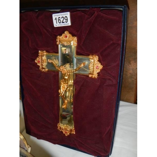 1629 - A boxed glass and gilt crucifix.