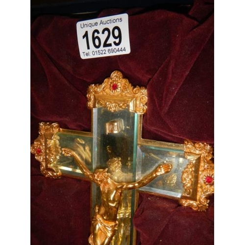 1629 - A boxed glass and gilt crucifix.