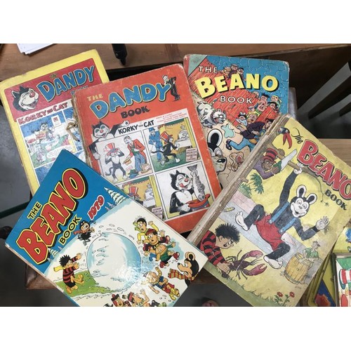 1512 - A large quantity of children's annuals including Dandy & Beano