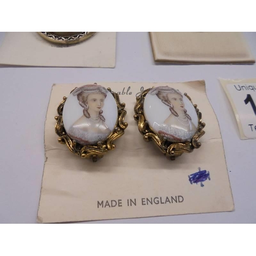 1077 - Four vintage picture brooches and a pair of earrings.